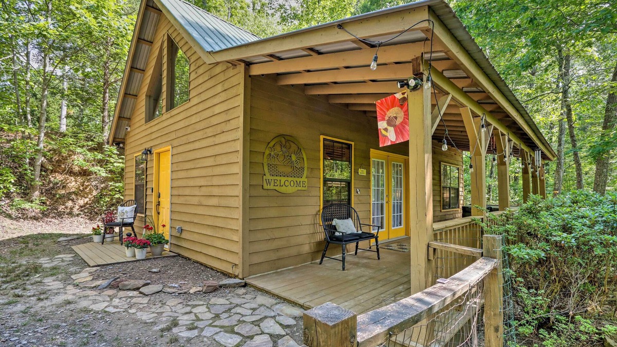Murphy Cottage | 'Bumblebee Cottage' Murphy Retreat w/Hot Tub