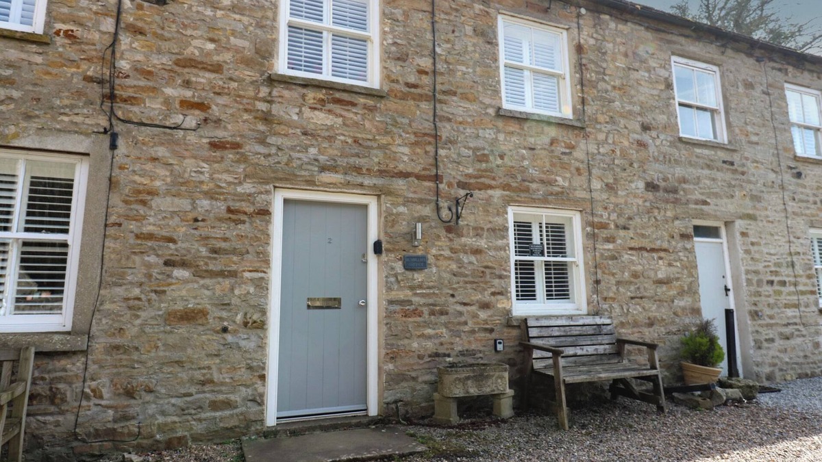 Aysgarth Cottage | BUMBLEBEE COTTAGE, pet friendly, with open fire in Aysgarth