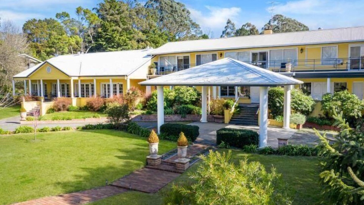 Bundanoon Cabin | Bundanoon Lodge - Stay at this beautiful property where you and your family and friends can enjoy quality time in the NSW Southern Highlands