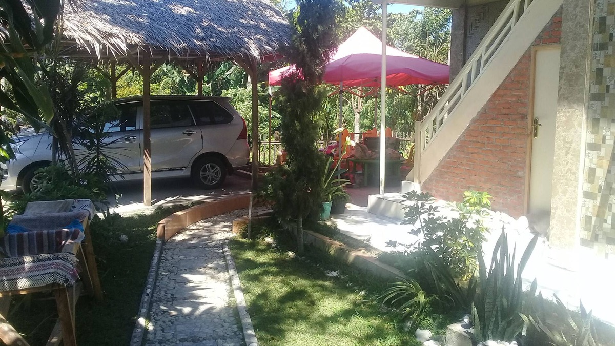 Airmadidi House | Bunga Matahari