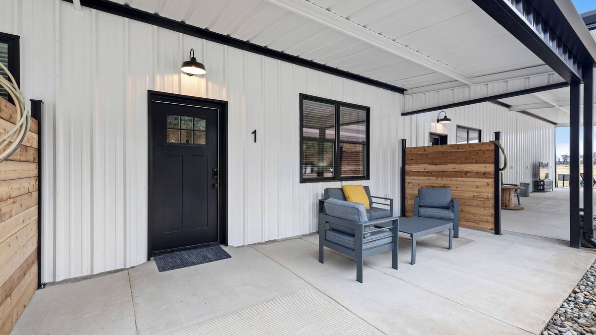 Dennis House | Bungalow 1 @ Barndo Bungalows