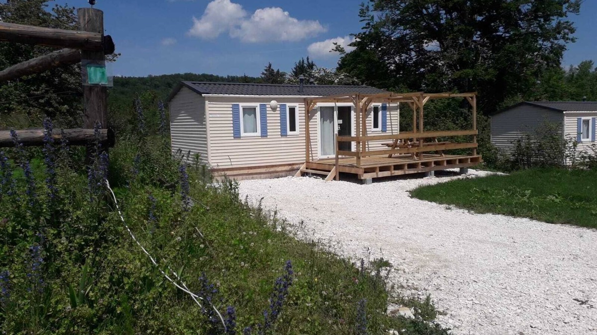 Le Frasnois House | Bungalow 1: Lakes 800m and Cascades 2km away