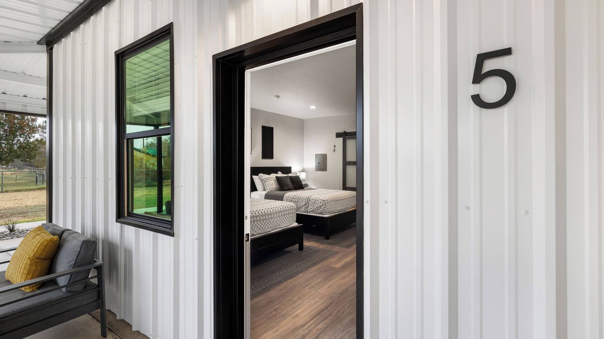 Dennis House | Bungalow 5 @ Barndo Bungalows