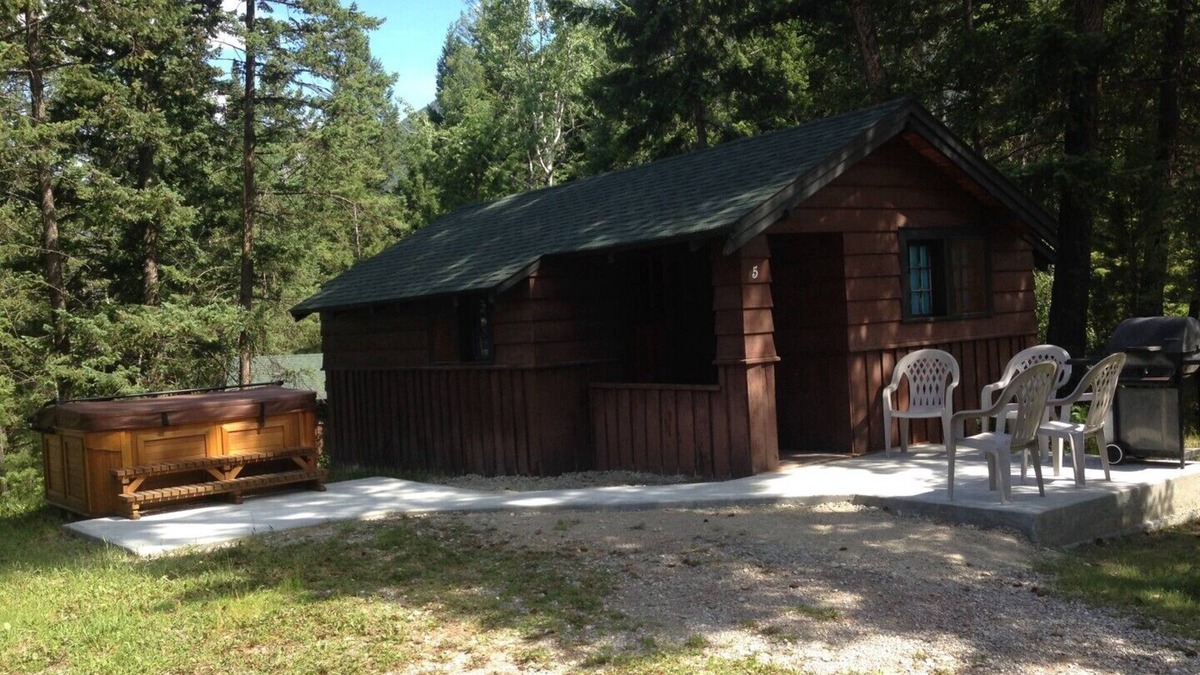 East Kootenay Cabin | Bungalow #5 with outdoor hot tub