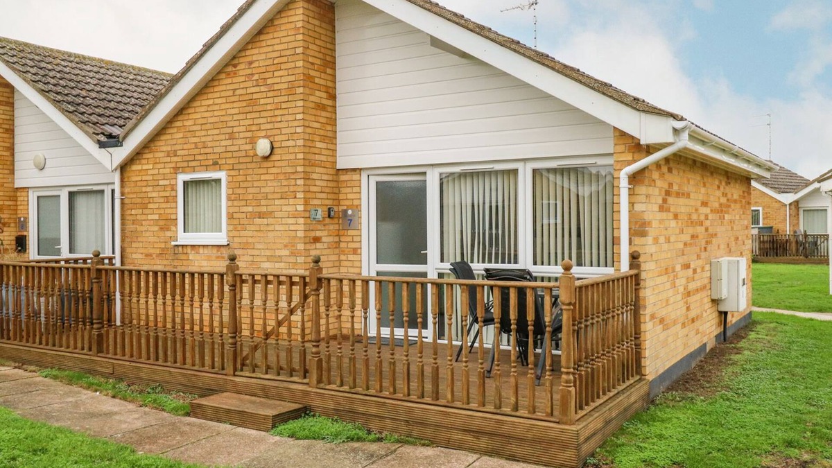 Corton House | BUNGALOW 7, pet friendly, country holiday cottage in Corton