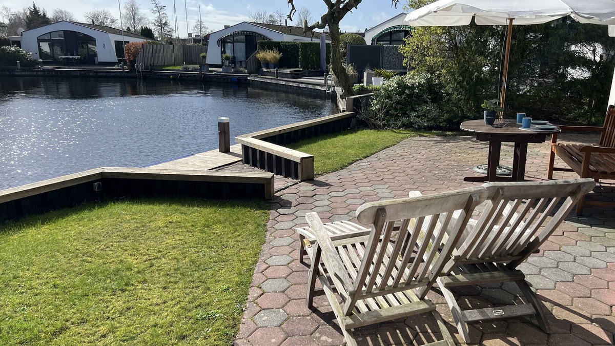 Lemmer House | Bungalow aan het Water met Aanlegsteiger. Huisdier Vriendelijk