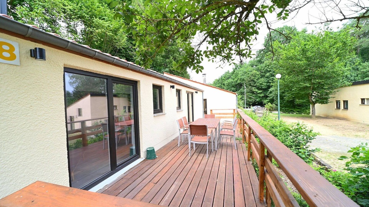 Virton House | Bungalow by Lake Rabais in Virton