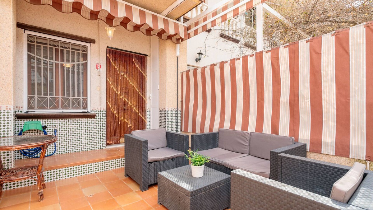 Santa Pola House | Bungalow 'Casa De Verónica' with Private Terrace, Wi-Fi and Air Conditioning