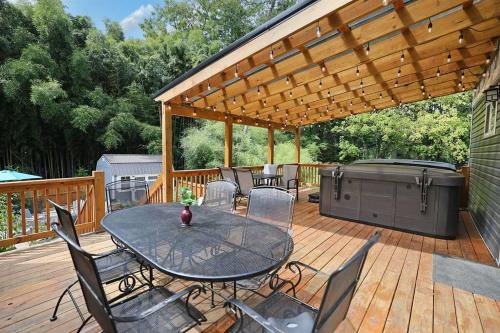 Black Mountain House | Bungalow Dream w Hot Tub, Fenced Yard & Fire Pit
