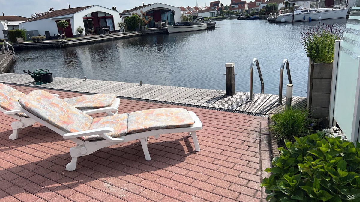 Lemmer House | Bungalow Happy Holiday en Geniet Direct aan het Water met Eigen Aanlegsteiger