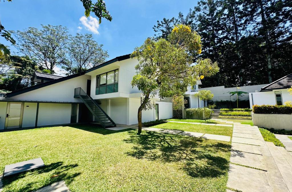 Hegarmanah Bed & Breakfast | Bungalow Homes