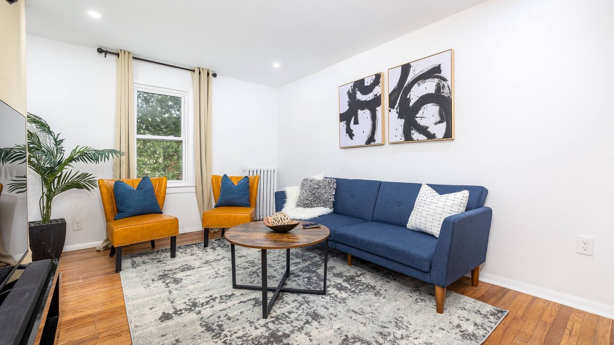 Windsor House | Bungalow House - Free Parking - 10 mins to Hartford & Airport