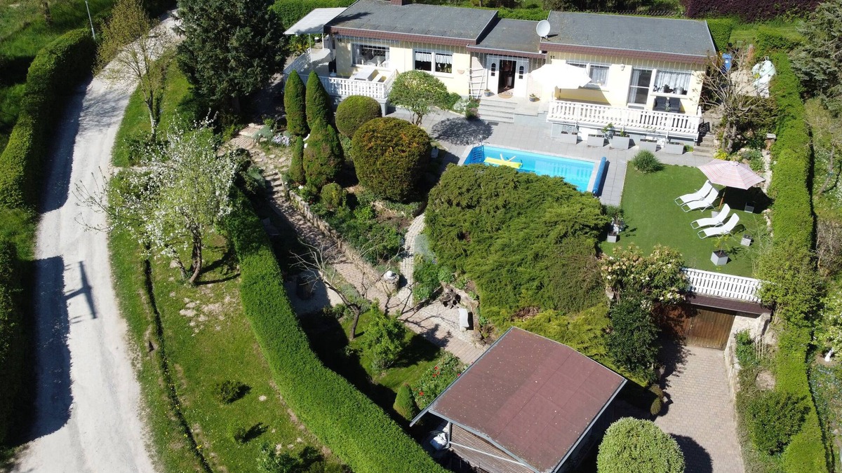 Finneck House | Bungalow in a quiet location with pool and large garden
