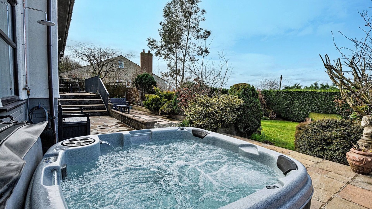 Dyserth Cottage | Bungalow in Dyserth with Hot Tub & Waterfall