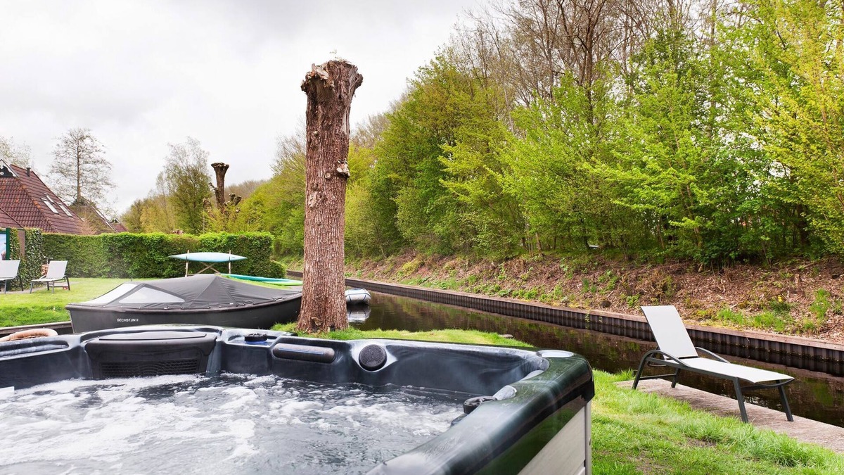 Eernewoude House | Bungalow in Friesland with Private Spa & Sloop
