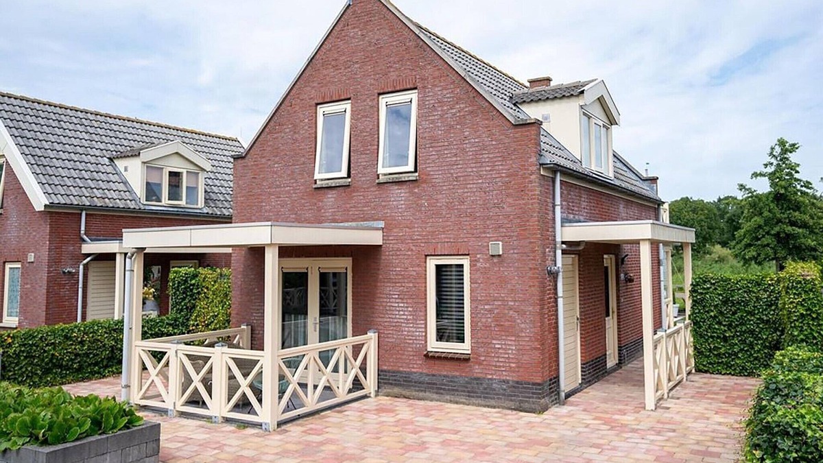 Municipality of Nissewaard House | Bungalow in Zuytland by Water and Nature