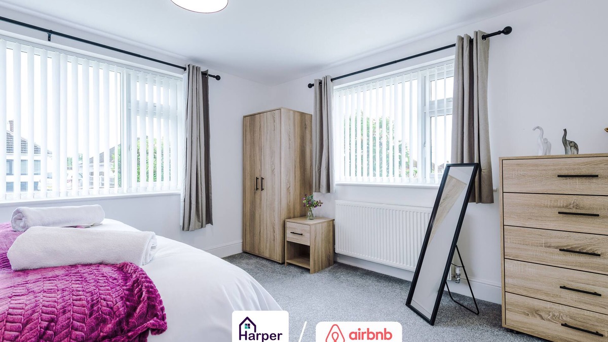 Ewloe House | Bungalow/Loft bedroom/Spacious/pool table/Driveway