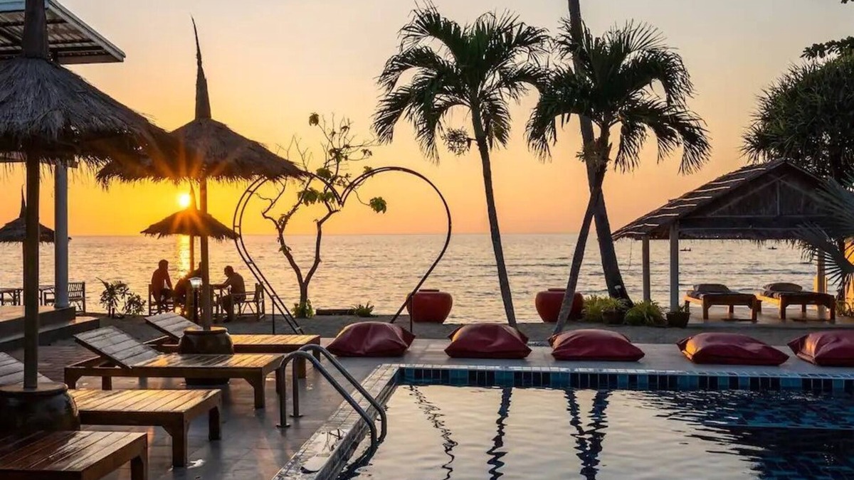 Koh Lan Ski Chalet | Bungalow Near by Beach El Pillax Lanta Resort