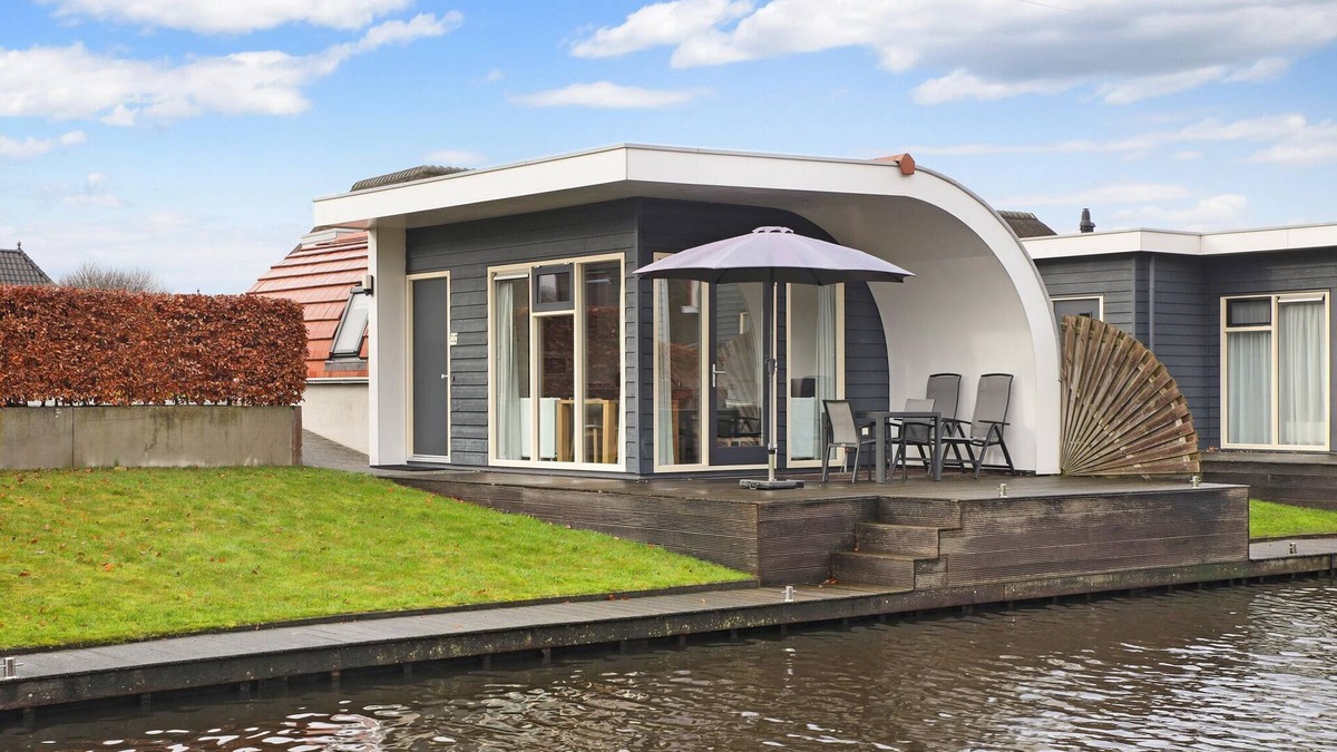 Midlaren House | Bungalow on the water in a holiday park