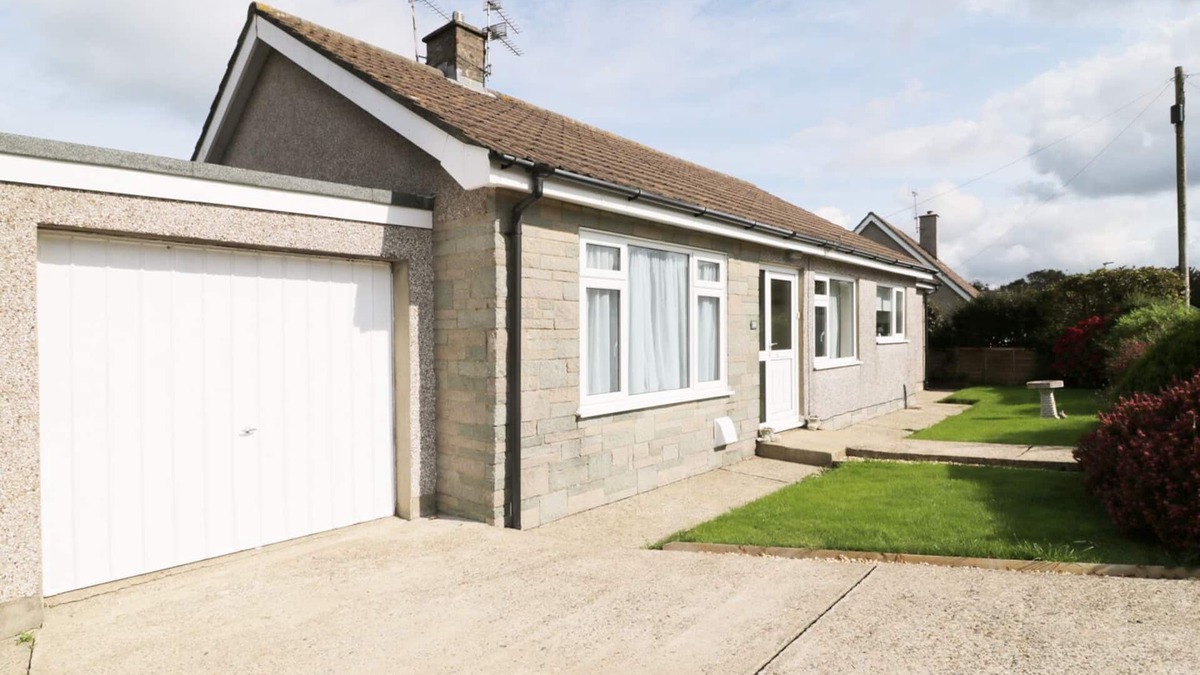 Fishguard House | BUNGALOW, pet friendly, country holiday cottage in Fishguard
