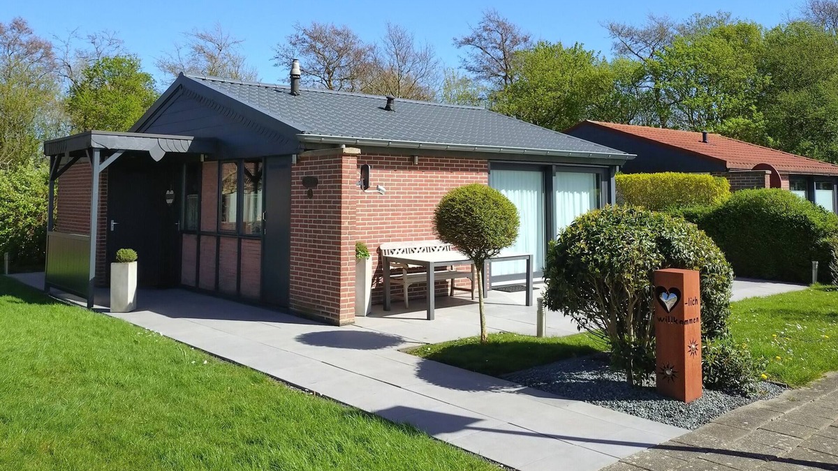 Dirkshorn House | Bungalow + rowboat + internet - right on the water in a perfect quiet south facing position