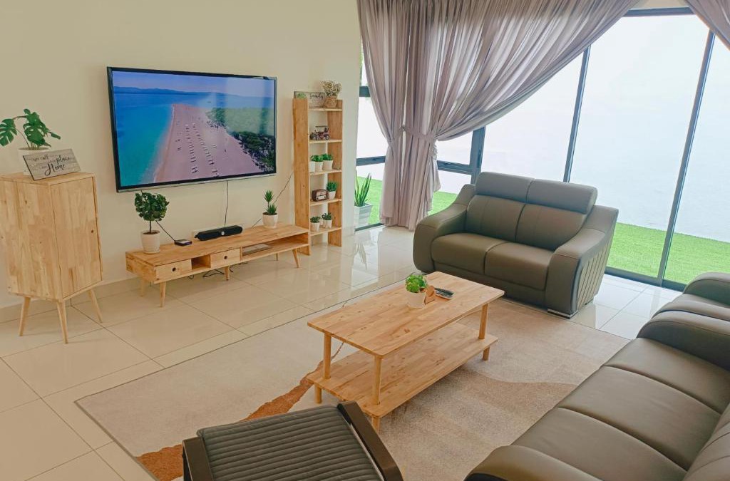 Sungai Petani House | Bungalow, Up to 21 Pax, 4000sqft, 3 Bedrooms, 4 Bathrooms, 4 Car Parks by Star Home
