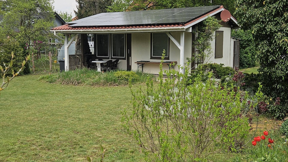 Mahlsdorf House | Bungalow with large sunbathing lawn on the outskirts of Berlin