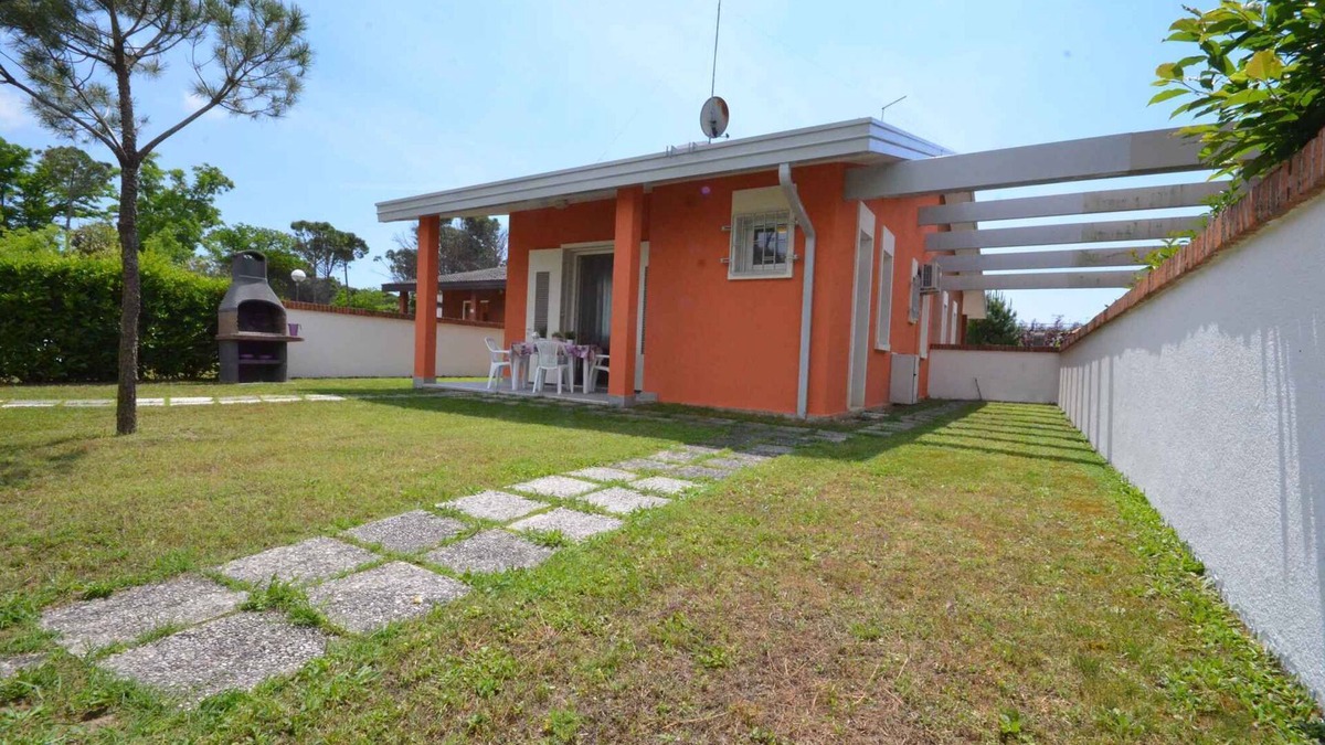 Bibione Pineda House | Bungalow with private garden