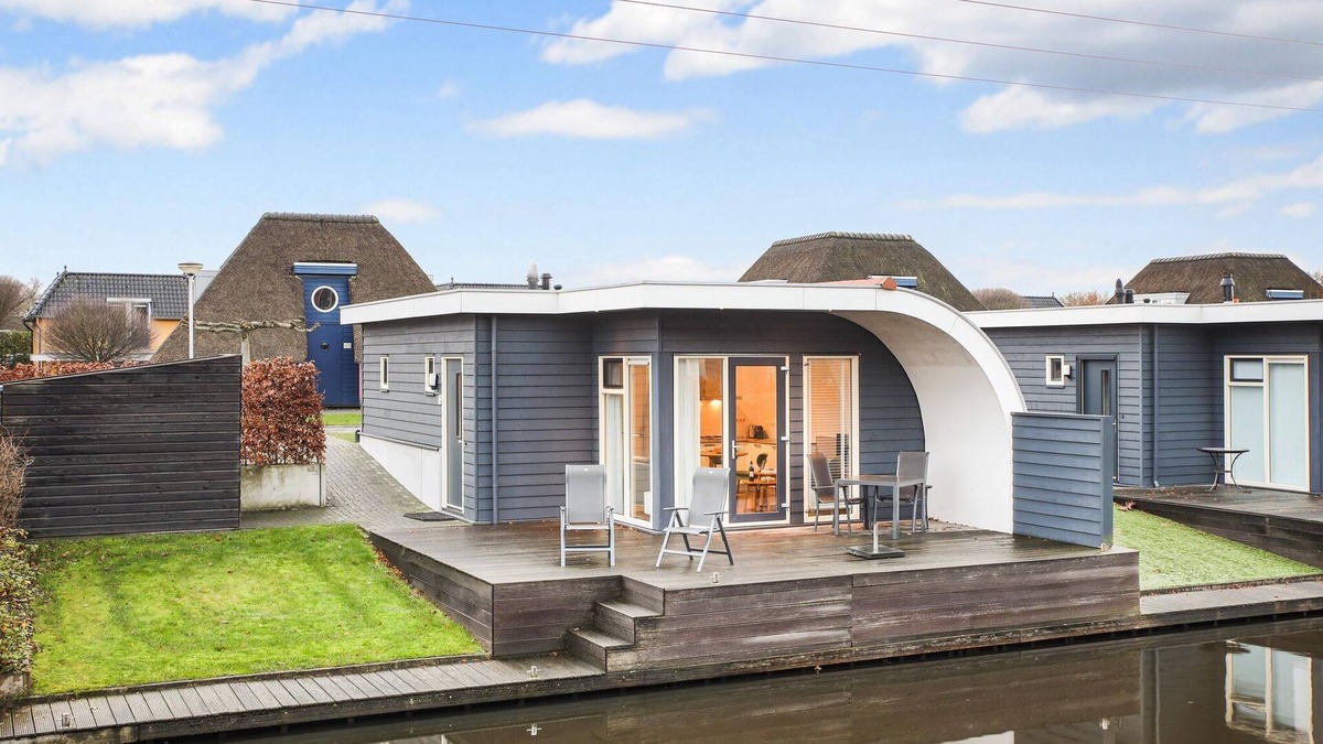 Midlaren House | Bungalow with sauna and hot tub, in a park
