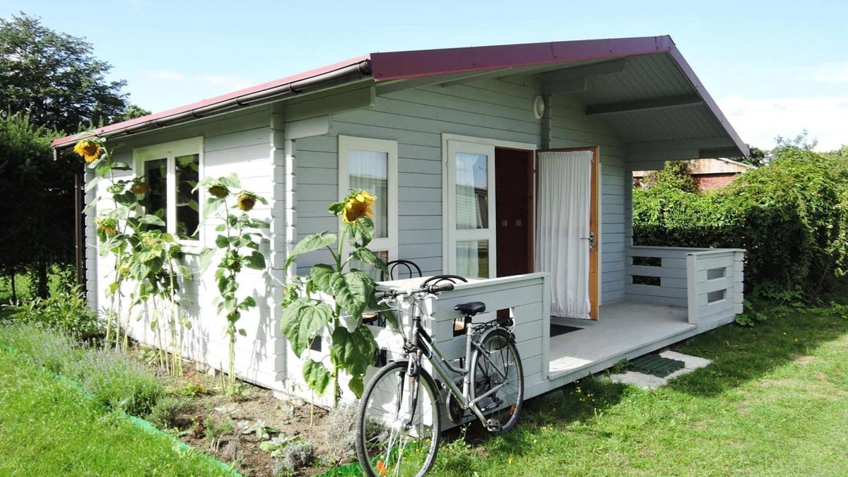 Wrzosowo House | Bungalow with Terrace and Scenic Grounds