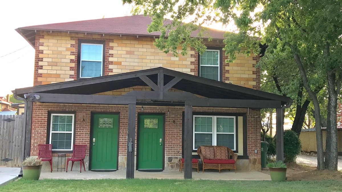 Central Arlington House | Bunk House on Elm in Historic Old Town Area of Arlington, Walk to AT&T Stadium