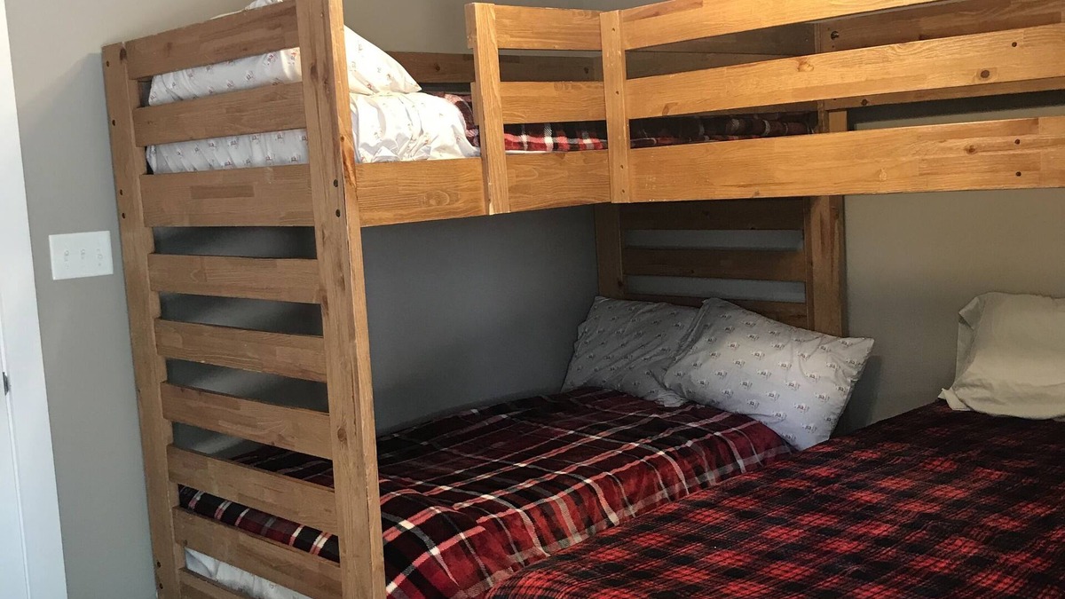 Dover House | Bunk room near Pirates Cove Marina on Kentucky Lake