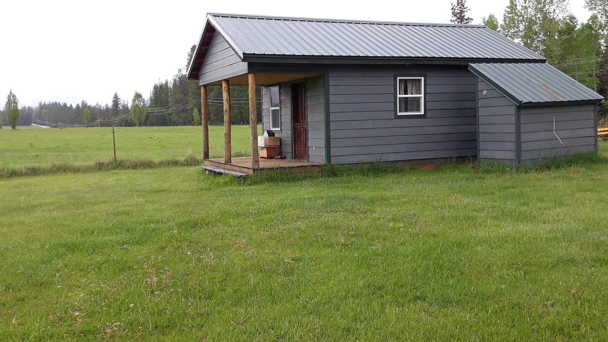 Trout Creek Cabin | bunkhouse near farm animals