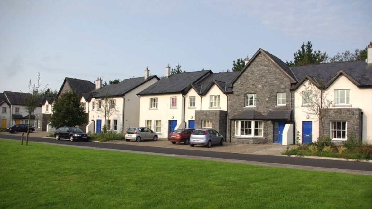 Bunratty Apartment | Bunratty West 4022 - a two story that sleeps 6 guests in 3 bedrooms