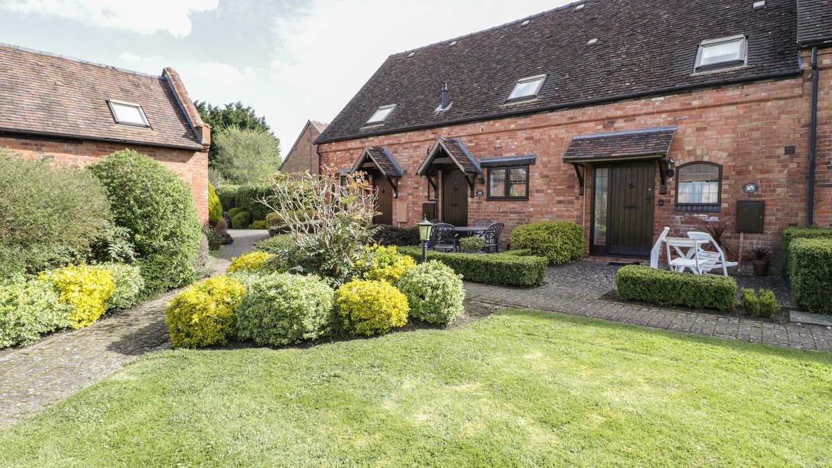 Ardens Grafton Cottage | BURFORD COTTAGE, family friendly, with a garden in Clifford Chambers