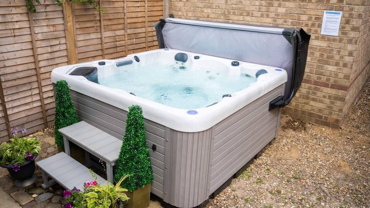 Caister-on-Sea House | Burgess Beach House - Hot Tub - Garden - Pets OK