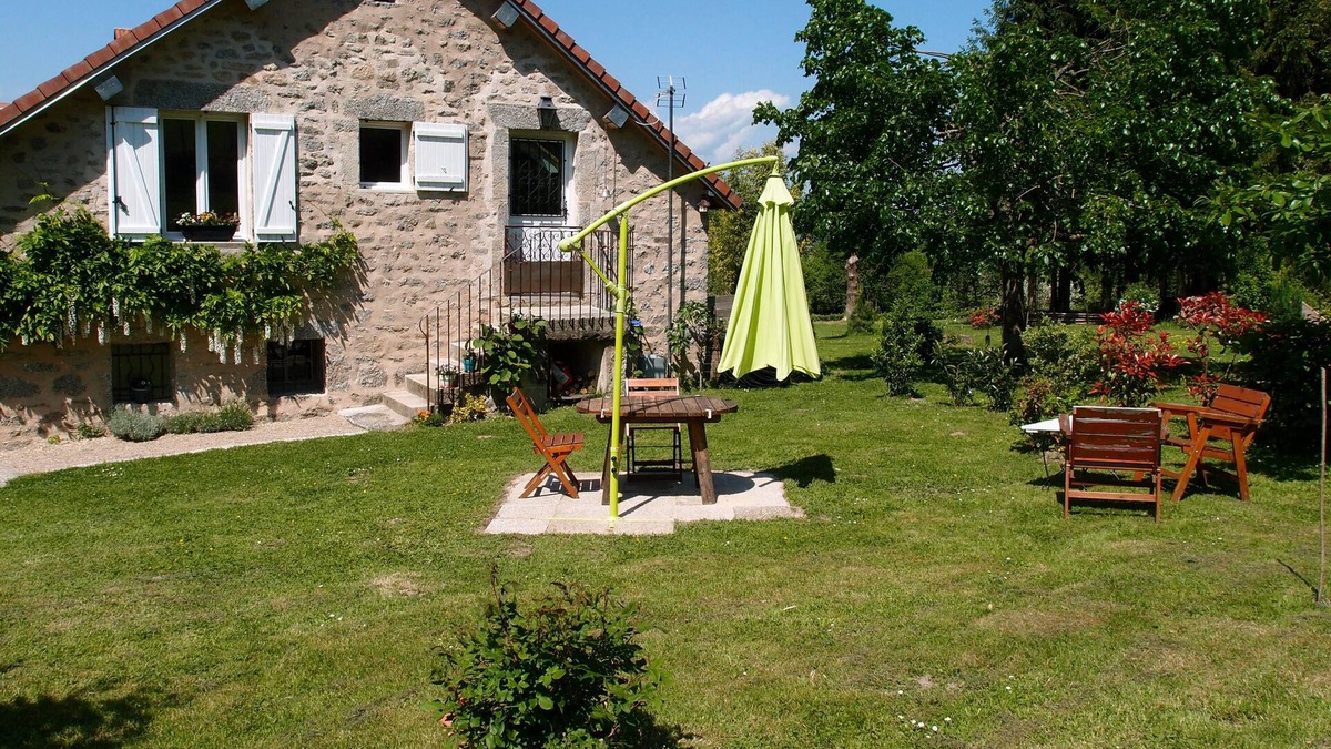 Saint-Martin-du-Puy Cottage | Burgundy: Come out to grass in a small green!