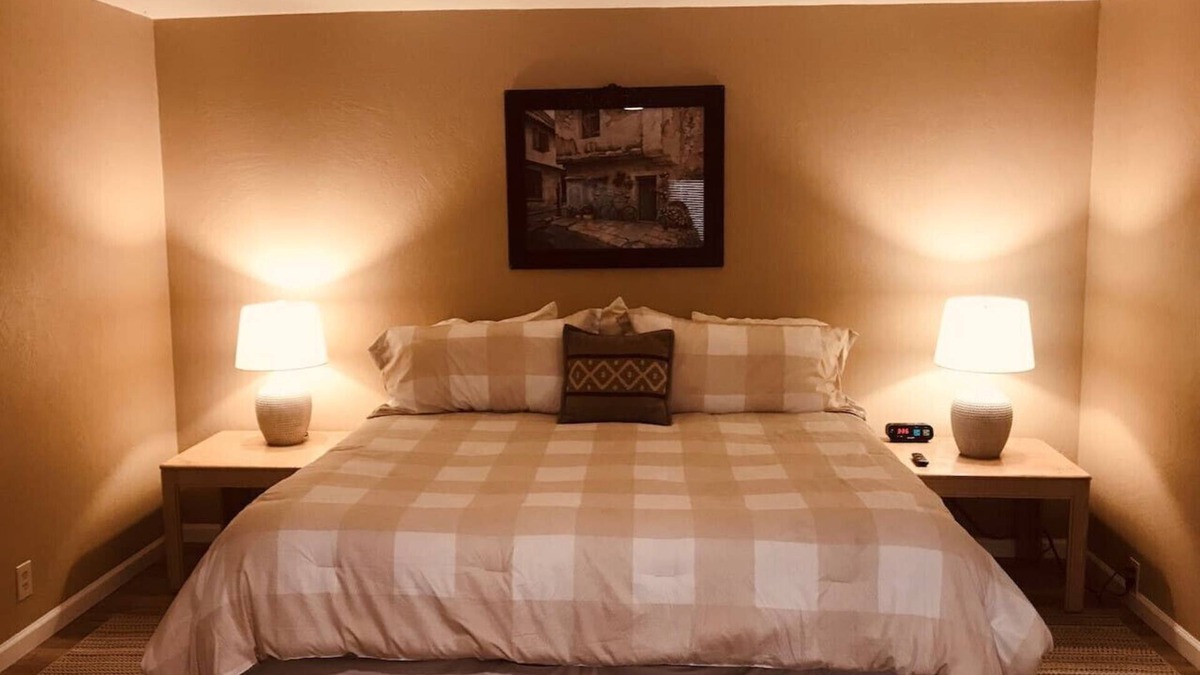 Kerby Condo | Burgundy Room at Kerbyville Inn - Newly Remodeled