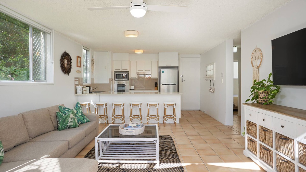 Burleigh Heads Apartment | Burleigh Beach Pad 100m from beach - stunning