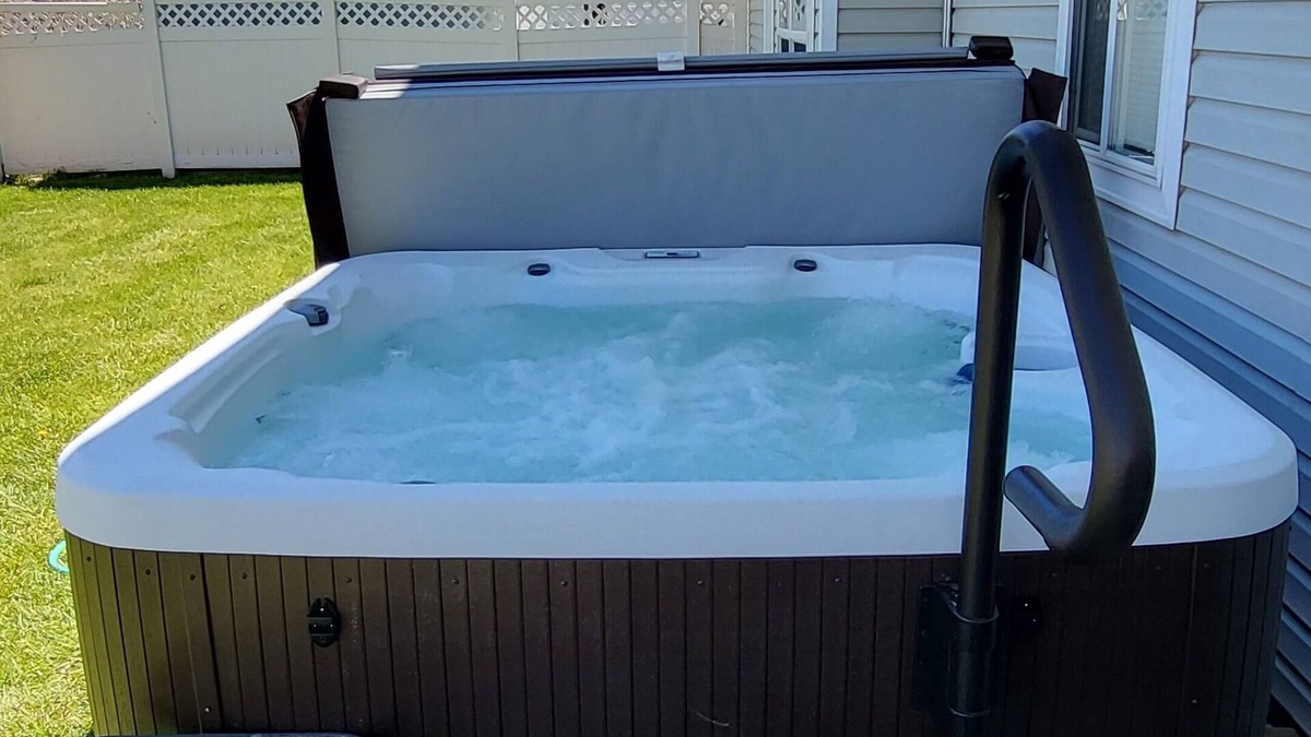 Burley House | Burley HOT TUB Haven - Clean and Spacious!