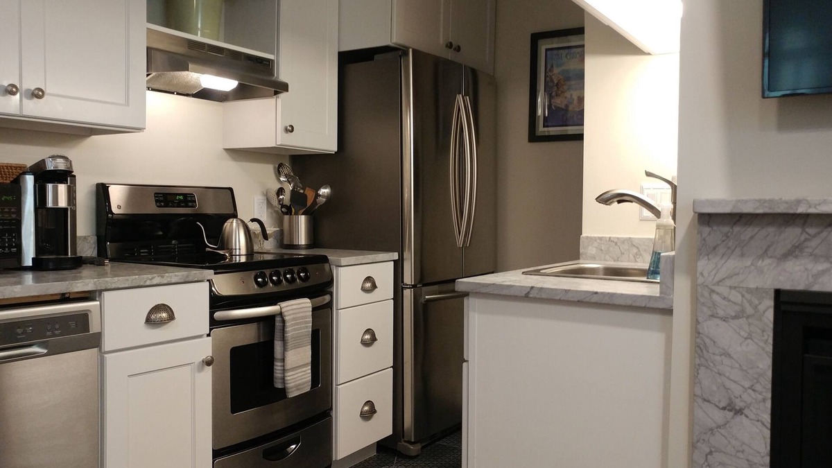 South End Apartment | Burlington Walkabout Peaceful City Retreat-Walk to EVERYTHING downtown.