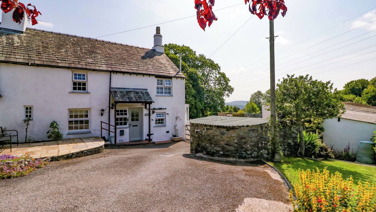 Lindale Cottage | BURNBANK COTTAGE, character holiday cottage in Grange-Over-Sands