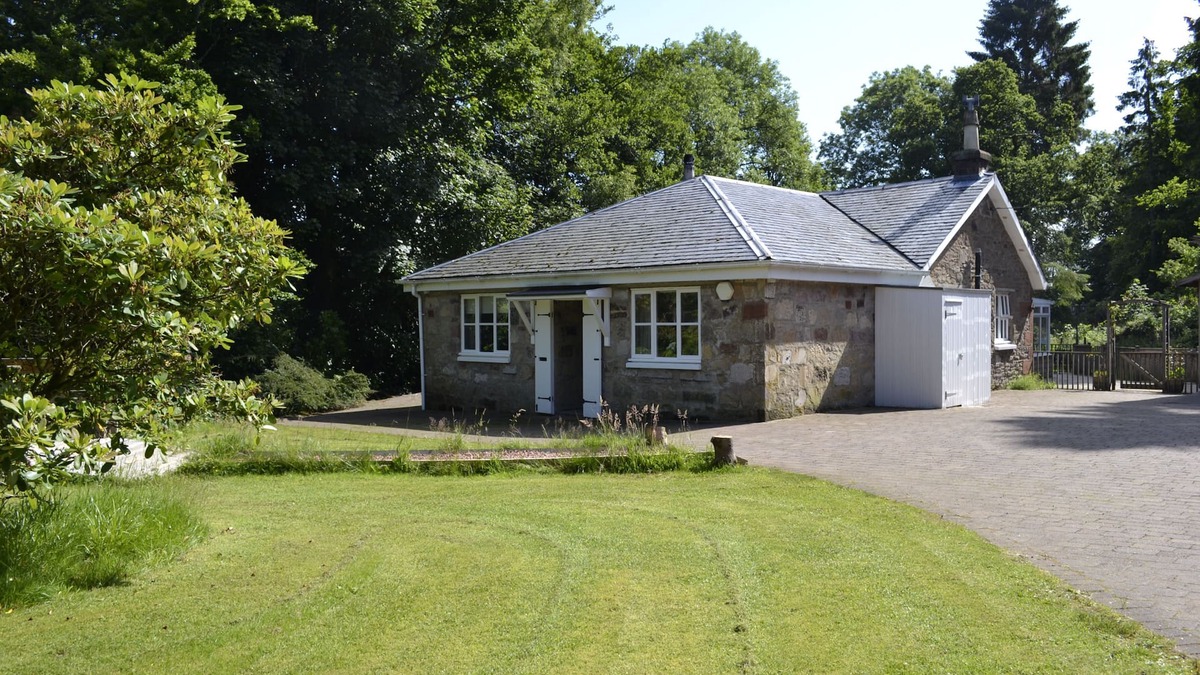 Arden Cottage | Burnbeag Cottage at Auchendennan - sleeps 7 guests in 3 bedrooms