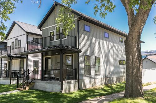 Cedar Rapids House | Burnett Cottage - OG