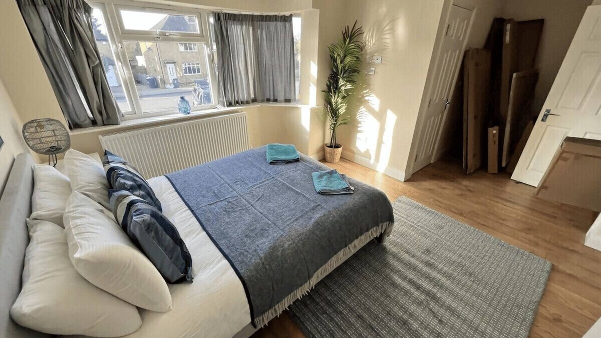 Slough Ski Chalet | Burnham/Slough Spacious Six Bedroom House