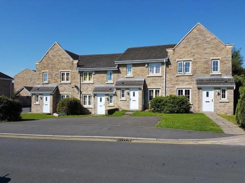 Burnley House | Burnley Entire House 4-Bedrooms-Sleeps 6-Driveway