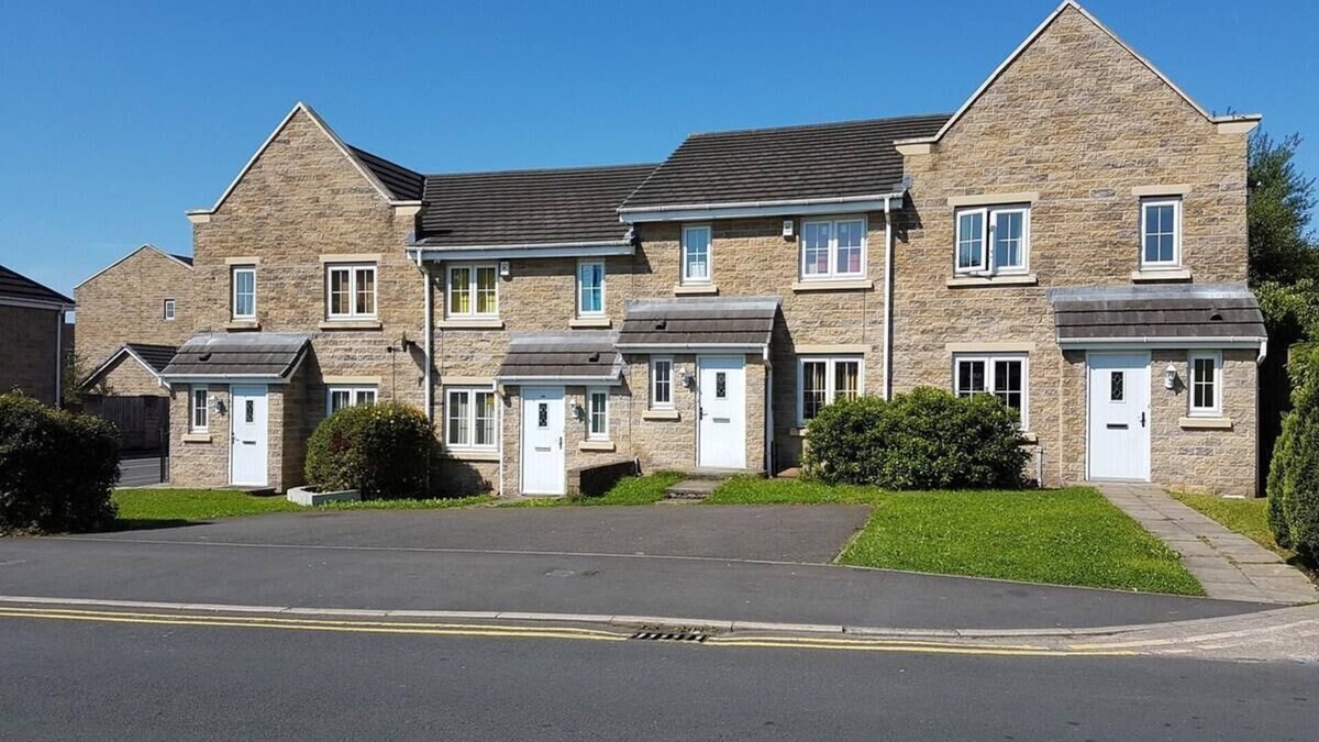 Burnley House | Burnley Entire House 4-Bedrooms-Sleeps 6-Driveway