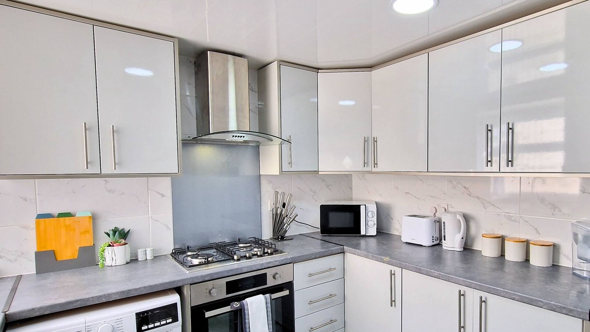 Burnley House | Burnley Terraced House on Cleaver Street by Bevolve - Free Parking 3