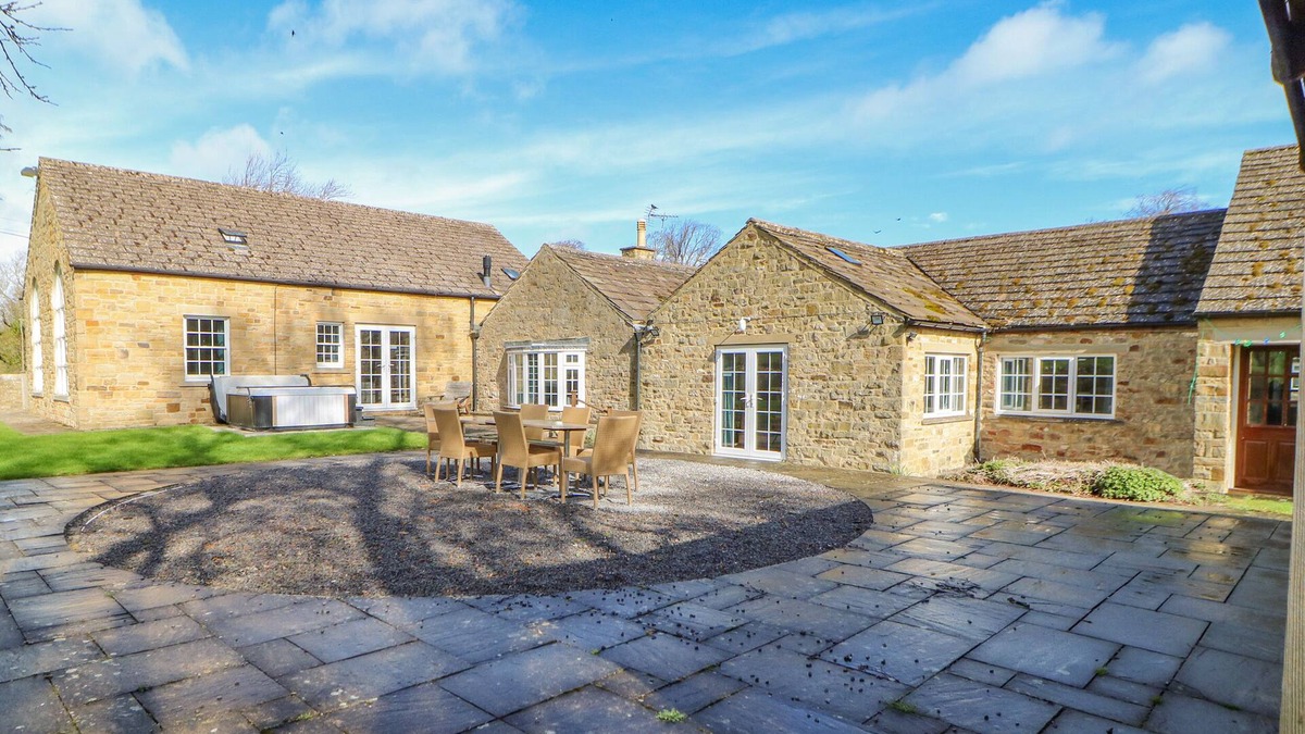 Greta Bridge House | BURNS COTTAGE, pet friendly, with hot tub in Barnard Castle