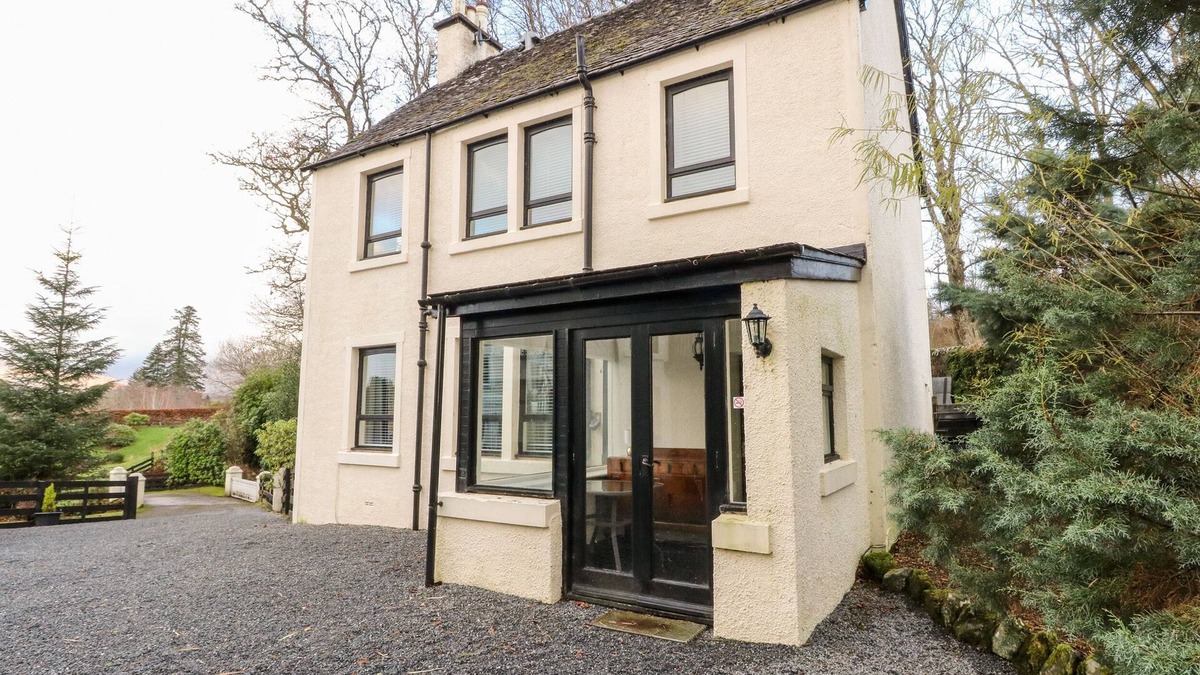 Dalmally Cottage | BURNSIDE HOUSE, family friendly, with a garden in Lochawe